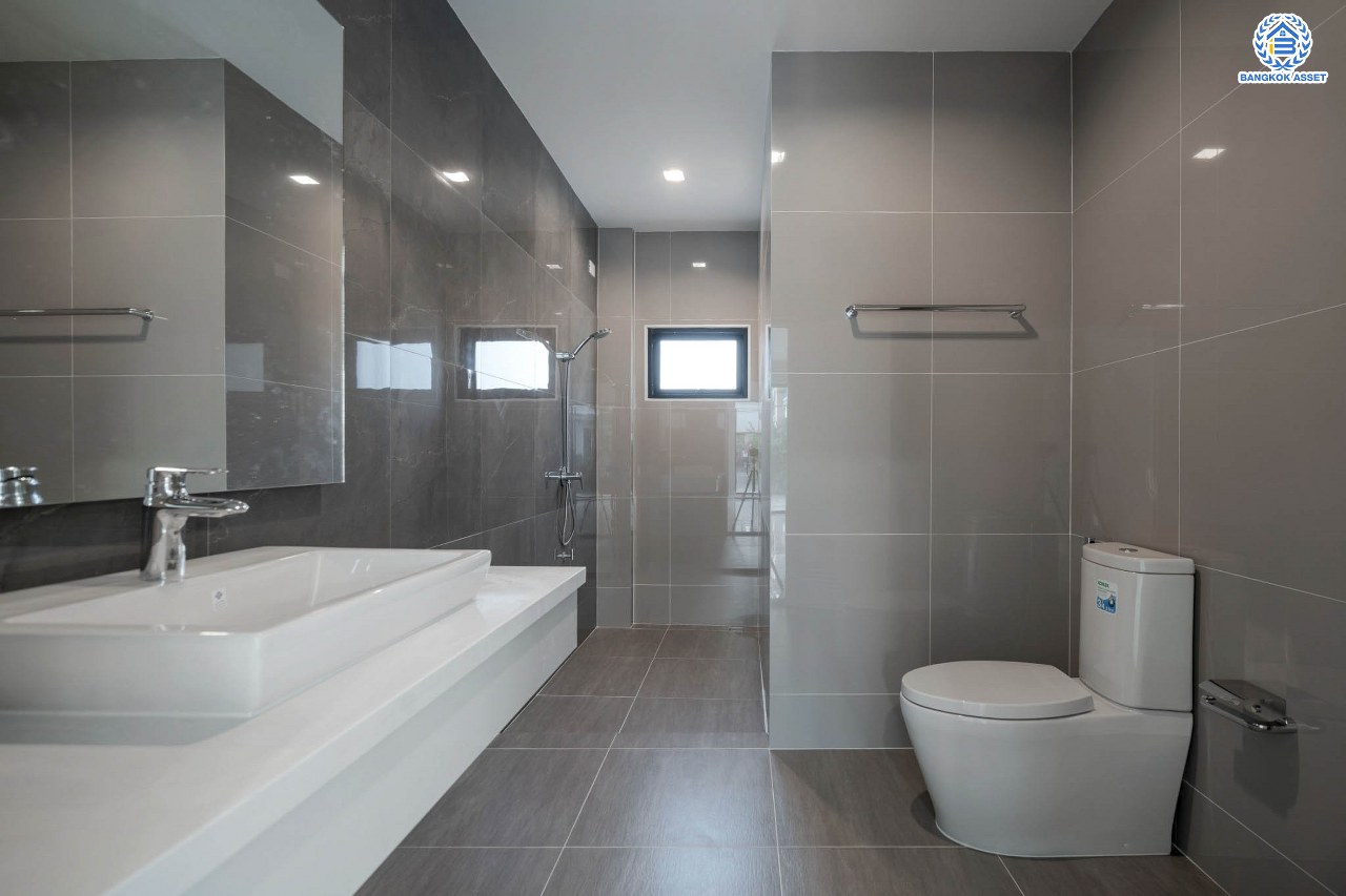 คฤหาสน์มือสองตกแต่งใหม่ โครงการ บ้านภาณุ ปิ่นเกล้า-บรมราชชนนี เนื้อที่ 142.7 ตร.ว. ฟังก์ชันจัดเต็ม 5 ห้องนอน 6 ห้องน้ำ 1 ห้องแม่บ้าน จอดรถได้ 4 คัน บนพื้นที่ใช้สอยเกือบ 451.5 ตร.ม. พร้อมพื้นที่สีเขียวสนามหญ้ากว้างขวาง ตอบโจทย์ครอบครัวใหญ่ บนทำเลศักยภาพ เชื่อมต่อทั้งถนนกาญจนาภิเษก และทางคู่ขนานลอยฟ้าบรมราชชนนี ใกล้ ม.มหิดล, สถานีขนส่งสายใต้ใหม่ และเซ็นทรัลปิ่นเกล้า